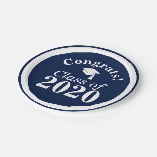 Glückwunschs Class of 2024 Navy White Pappteller (Schrägansicht)