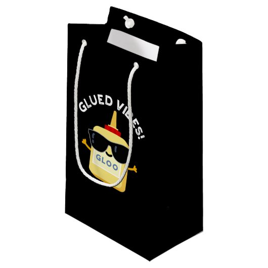 Glued Vibes Funny Glue Pun Dark BG Kleine Geschenktüte (Vorderseite Schrägansicht)