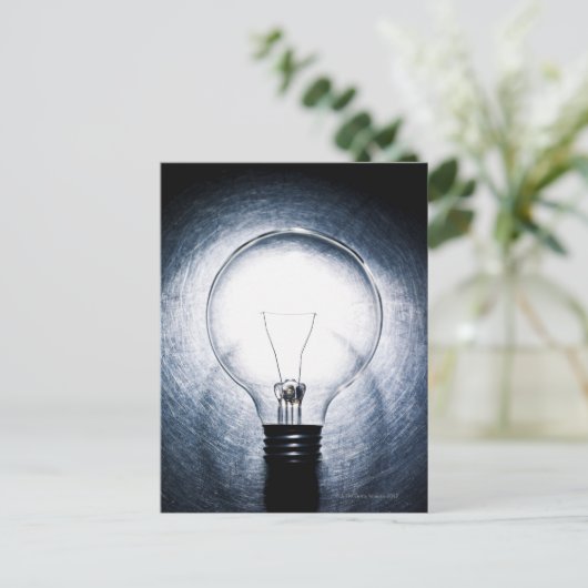Glühbirne im Hintergrund aus rostfreiem Stahl Postkarte (Stehend Vorderseite)