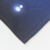Glühbirne mit Nachtschmetterlingen Fleecedecke (Ecke)