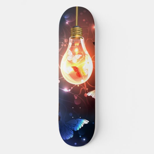 Glühbirne mit Nachtschmetterlingen Skateboard (Vorderseite)