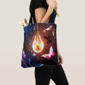 Glühbirne mit Nachtschmetterlingen Tasche (Von Nahem)