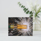 Glühbirne mit sprühenden Funken Postkarte (Stehend Vorderseite)