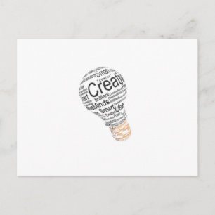 Glühbirne mit Typografie, die Kreativität feiert Postkarte
