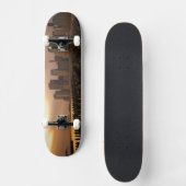 Glühen des Sonnenuntergangs während der Skateboard (Vorderseite)