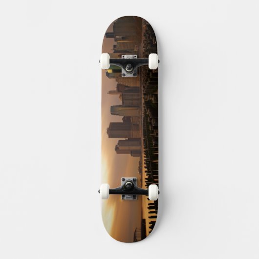 Glühen des Sonnenuntergangs während der Skateboard (Vorderseite)
