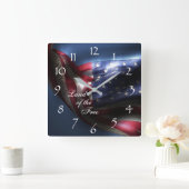 Glühende amerikanische Flagge/Land der Freien Quadratische Wanduhr (Zuhause)
