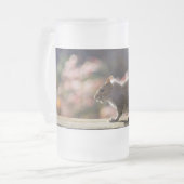 Glühende Eichhörnchen-Mattierte Tasse (Vorderseite Links)