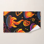 Glühende Flammensymbole auf dunkler Leinwand Badhandtuch Set (Handtuch)
