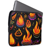 Glühende Flammensymbole auf dunkler Leinwand Laptopschutzhülle (Vorne Rechts)