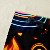 Glühende Flammensymbole auf dunkler Leinwand Strandtuch (Beispiel)