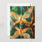 Glühende goldene Fairy, die durch den Wald fliegt Postkarte (Vorne/Hinten)