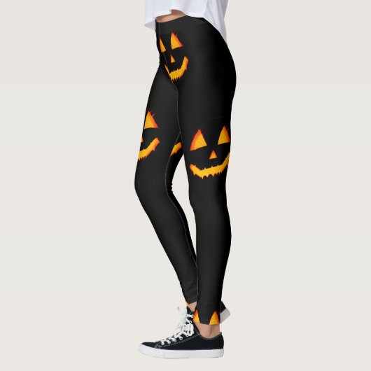 Glühende Jack-Lattern-Oberfläche auf schwarzem Hal Leggings (Links)
