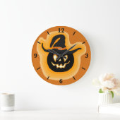 Glühende Kürbishexe auf orangefarbener Uhr (Zuhause)