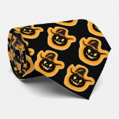 Glühende Kürbishexe auf schwarz Krawatte (Gerollt)