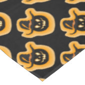 Glühende Kürbishexe auf schwarzem Tischdecken (Schrägansicht)