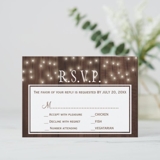 Glühende Lichter rustikale Scheunenholz Hochzeit R RSVP Karte (Stehend Vorderseite)