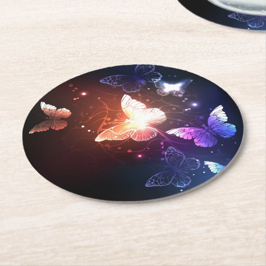 Glühende Nachtschmetterlinge Runder Pappuntersetzer (Angewinkelt)