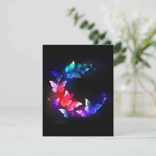 Glühende Neon-Nachtschmetterlinge auf schwarzem Hi Save The Date (Stehend Vorderseite)