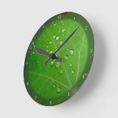 Glühende Raindropfen auf Nasturtiumblättern Runde Wanduhr (Winkel)
