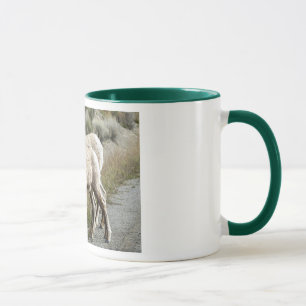 Glühende Schafe in den Bergen Tasse