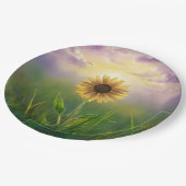 Glühende Sonnenblume auf grasbedecktem Feld Pappteller (Schrägansicht)