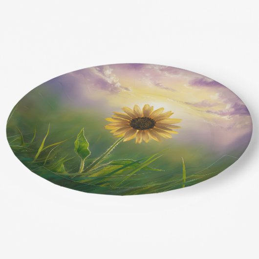 Glühende Sonnenblume auf grasbedecktem Feld Pappteller (Schrägansicht)