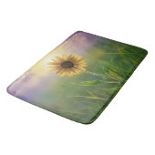 Glühende Sonnenblume auf grüner Wiese Badematte (Schrägansicht)