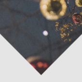 Glühende und leuchtende Weihnachtsschmuck aus dem Seidenpapier (Detail)