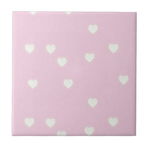 Glühende weiße Herzen auf rosa Fliese