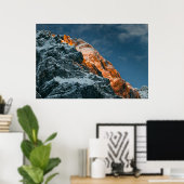 Glühender Berg bei Sonnenuntergang Poster (Heimbüro)