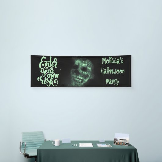Glühender Halloween-Schädel im Grün Banner (Messeveranstaltung)