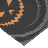 Glühender Jack O'Lantern Halloweens in einem Tischdecke (Schrägansicht)