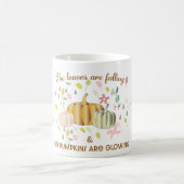 Glühender Kürbis und Herbst hinterlassen Blumendoo Kaffeetasse (Mittel)