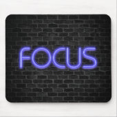 Glühender Neon Fokus Text auf Backstein Mousepad (Vorne)