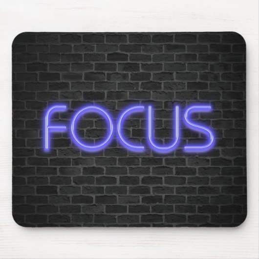 Glühender Neon Fokus Text auf Backstein Mousepad (Vorne)