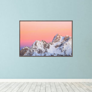 Glühender Sonnenuntergangshimmel und schneebedeckt Leinwanddruck