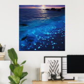 Glühender Strand mit biolumineszenter Wasserqualit Poster (Heimbüro)