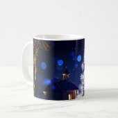 Glühender Weihnachtsbaum mit blauem Hintergrund Kaffeetasse (Vorderseite Links)