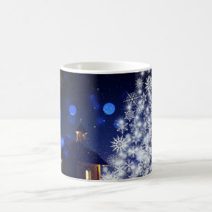 Glühender Weihnachtsbaum mit blauem Hintergrund Kaffeetasse