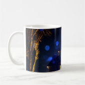 Glühender Weihnachtsbaum mit blauem Hintergrund Kaffeetasse (Links)