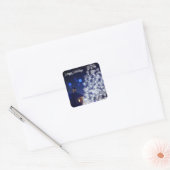 Glühender Weihnachtsbaum mit blauem Hintergrund Quadratischer Aufkleber (Umschlag)