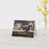 Glühendes Eichhörnchendenken auf Ihrer Karte (Gelbe Blume)