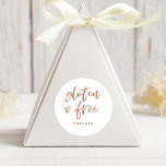 Glutenfreies Element | Modernes Lässiges Drehbuch  Runder Aufkleber<br><div class="desc">Dieses schlichte und stilvolle Gourmetlabel ist perfekt für Ihre Hochzeit! Trendy,  Imitate Rose Gold lässig handgeschriebene Schrift auf Weiß sagt "glutenfrei",  zusammen mit einem eleganten Herz. Es gibt einen Ort,  um die glutenfreie Leckerei hinzuzufügen,  sodass Ihre Gäste mit Zöliakie oder Glutenunverträglichkeit nicht vergessen werden!</div>