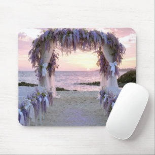 Glycinien-Hochzeitsbogen am Strand Mousepad