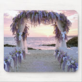 Glycinien-Hochzeitsbogen am Strand Mousepad (Vorne)