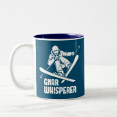 Gnar Whisperer Skiing Zweifarbige Tasse (Links)