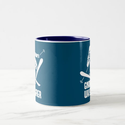 Gnar Whisperer Skiing Zweifarbige Tasse (Mittel)