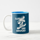 Gnar Whisperer Snowboarding Zweifarbige Tasse (Links)