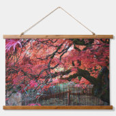 Gnarly Red Japan Maple and Bamboo Fence Wandteppich Mit Holzrahmen (Vorne)